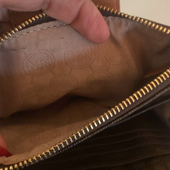 MK Michael Kors crossbody bag, great for travel, multi-compartment. - Picture 3 of 6